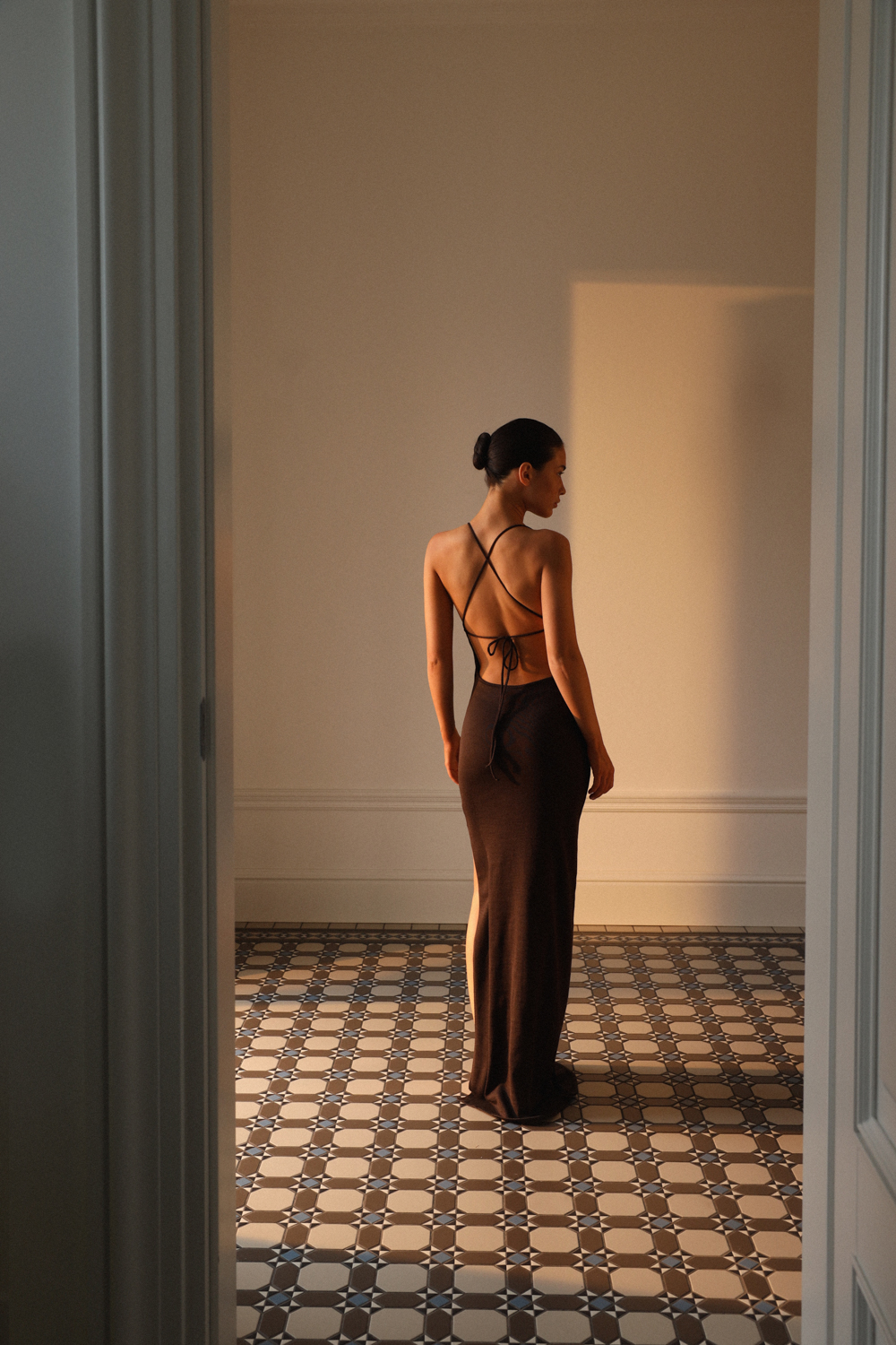 СУКНЯ З ВІДКРИТОЮ СПИНОЮ НА ЗАВ’ЯЗКАХ