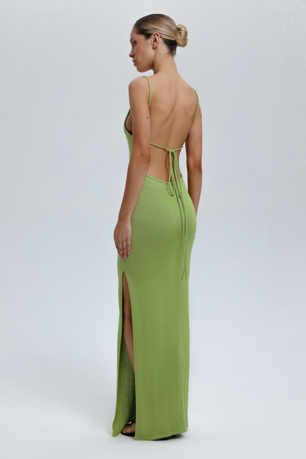 СУКНЯ З ВІДКРИТОЮ СПИНОЮ НА ЗАВ’ЯЗКАХ