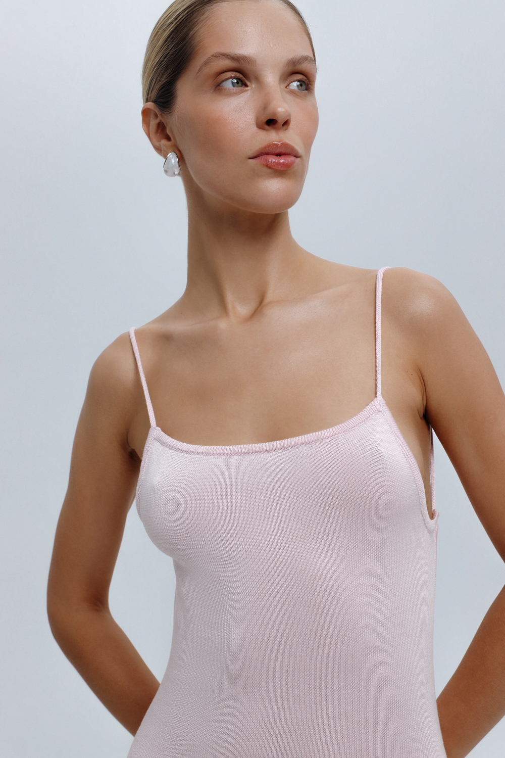 СУКНЯ З ВІДКРИТОЮ СПИНОЮ НА ЗАВ’ЯЗКАХ