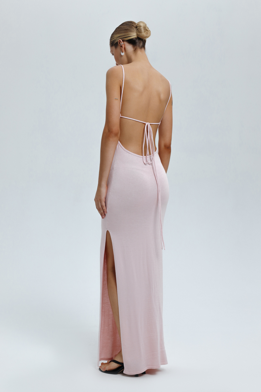 СУКНЯ З ВІДКРИТОЮ СПИНОЮ НА ЗАВ’ЯЗКАХ