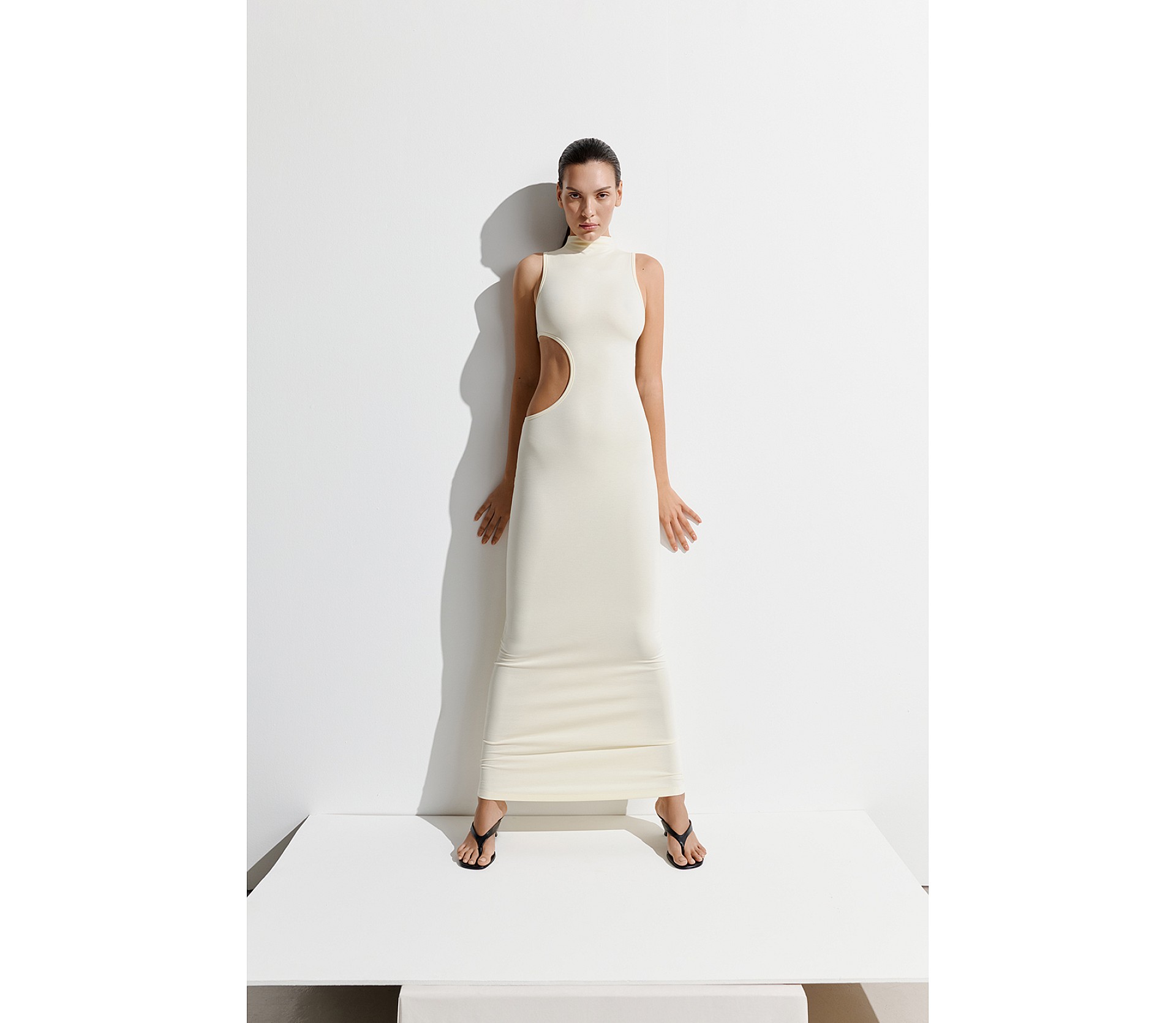 СУКНЯ З АСИМЕТРИЧНИМ ВИРІЗОМ