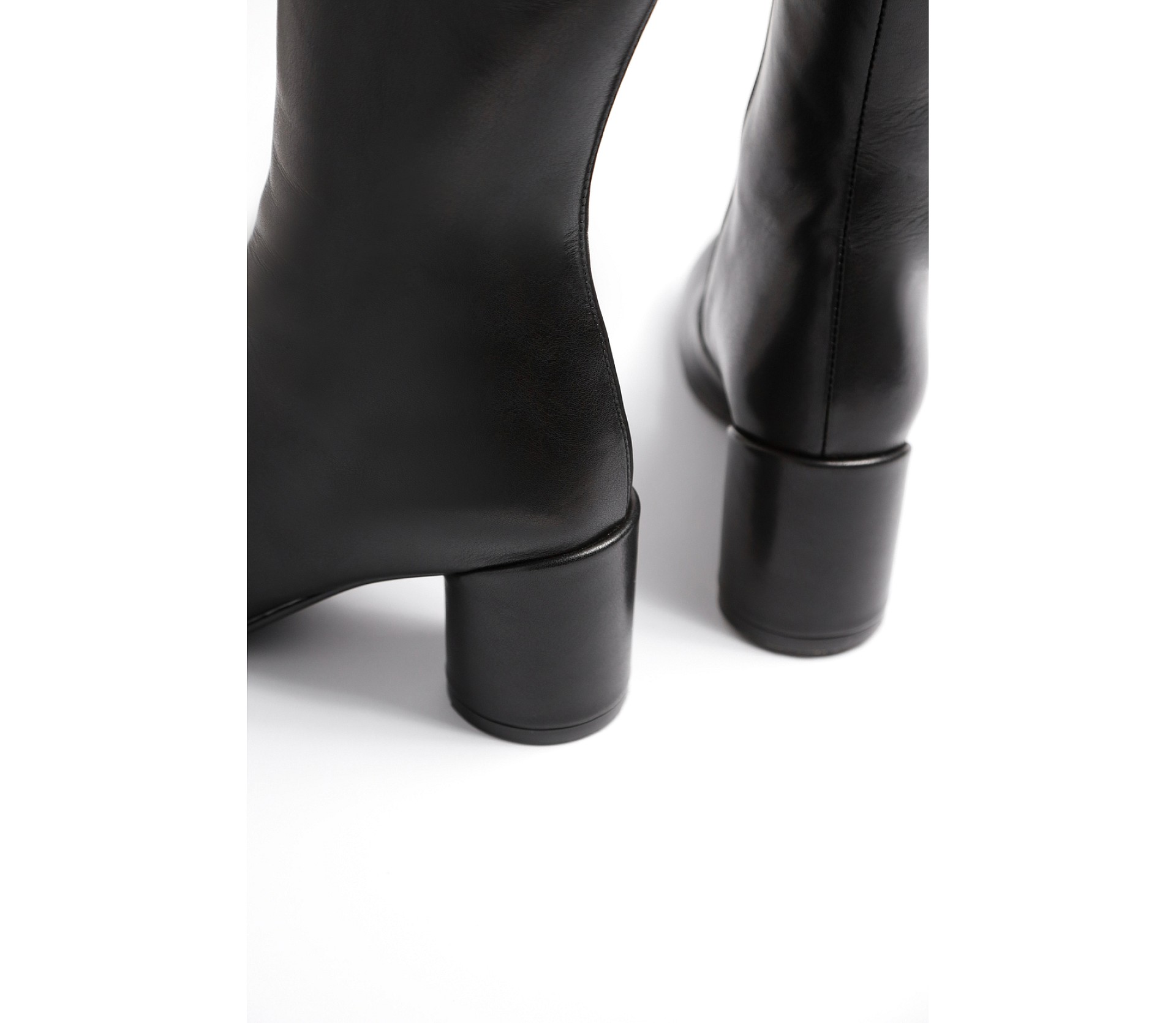 БОТИЛЬЙОНИ НА ПІДБОРАХ