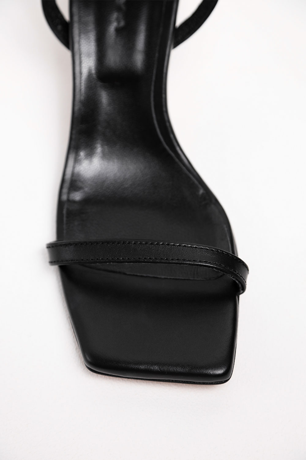 БОСОНІЖКИ НА ПІДБОРАХ