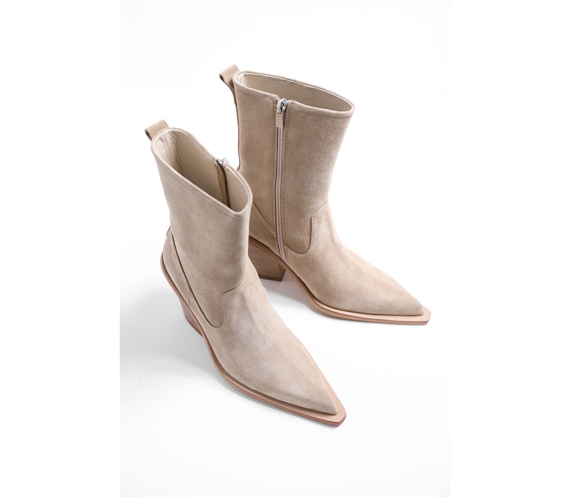 КОВБОЙКИ НА ПІДБОРАХ