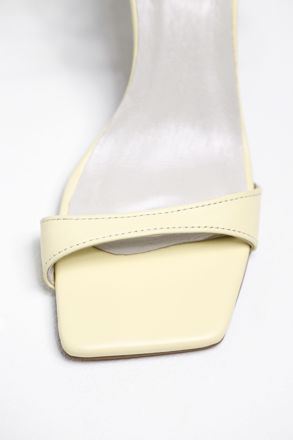 БОСОНІЖКИ НА ПІДБОРАХ