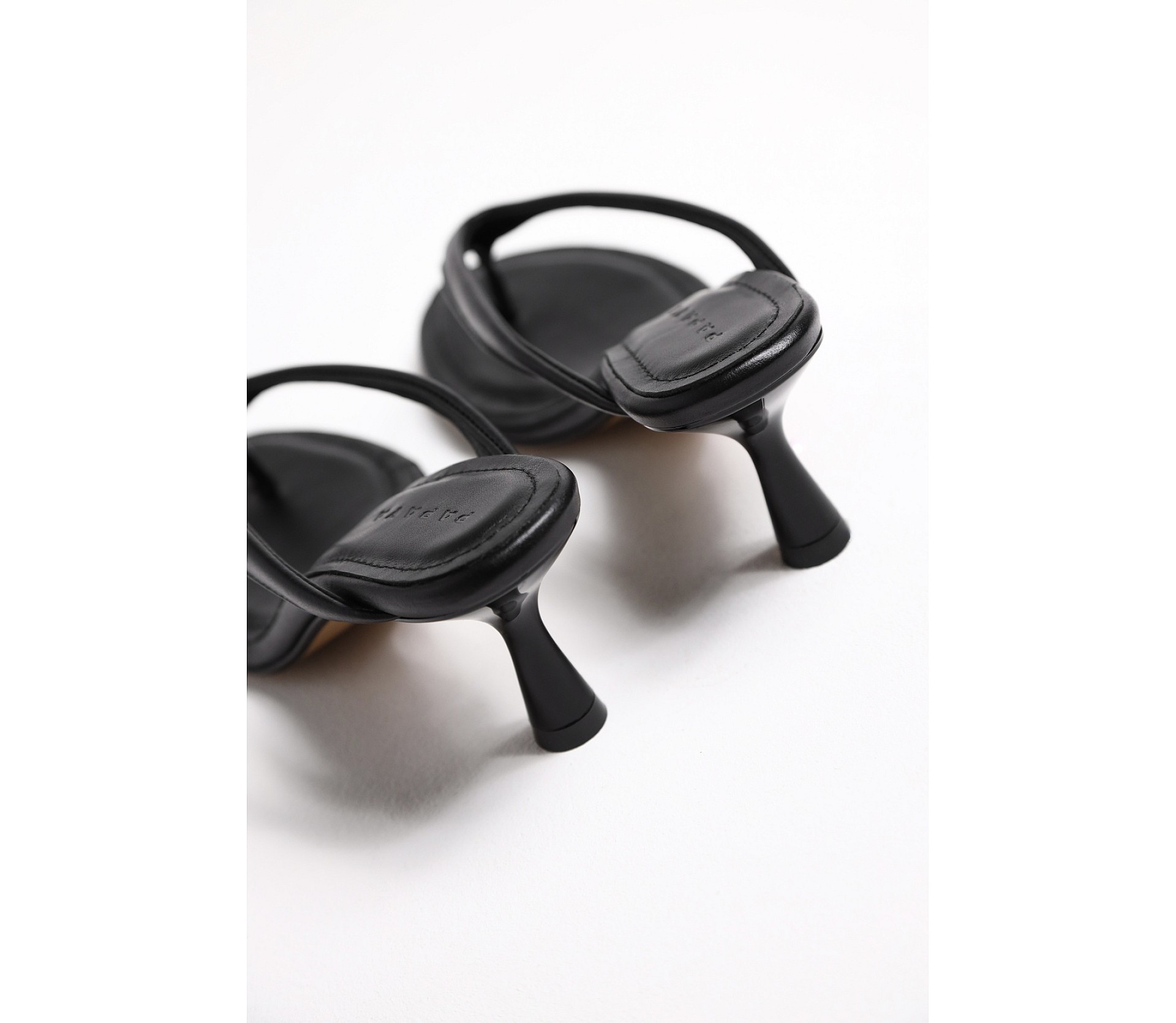 МЮЛІ НА НИЗЬКИХ ПІДБОРАХ