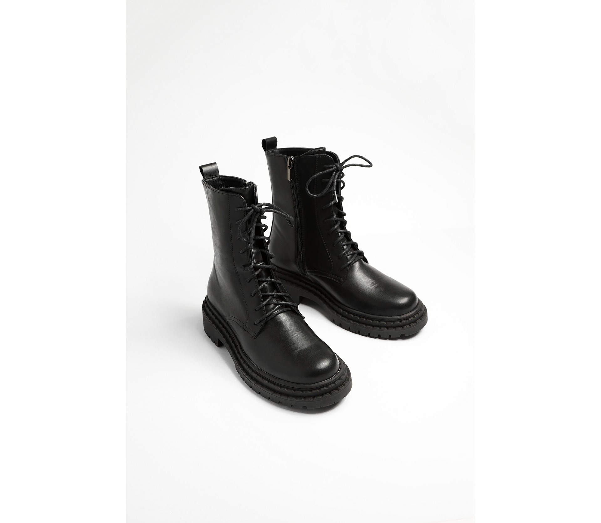 ЧЕРЕВИКИ МАСИВНІ НА ШНУРІВЦІ