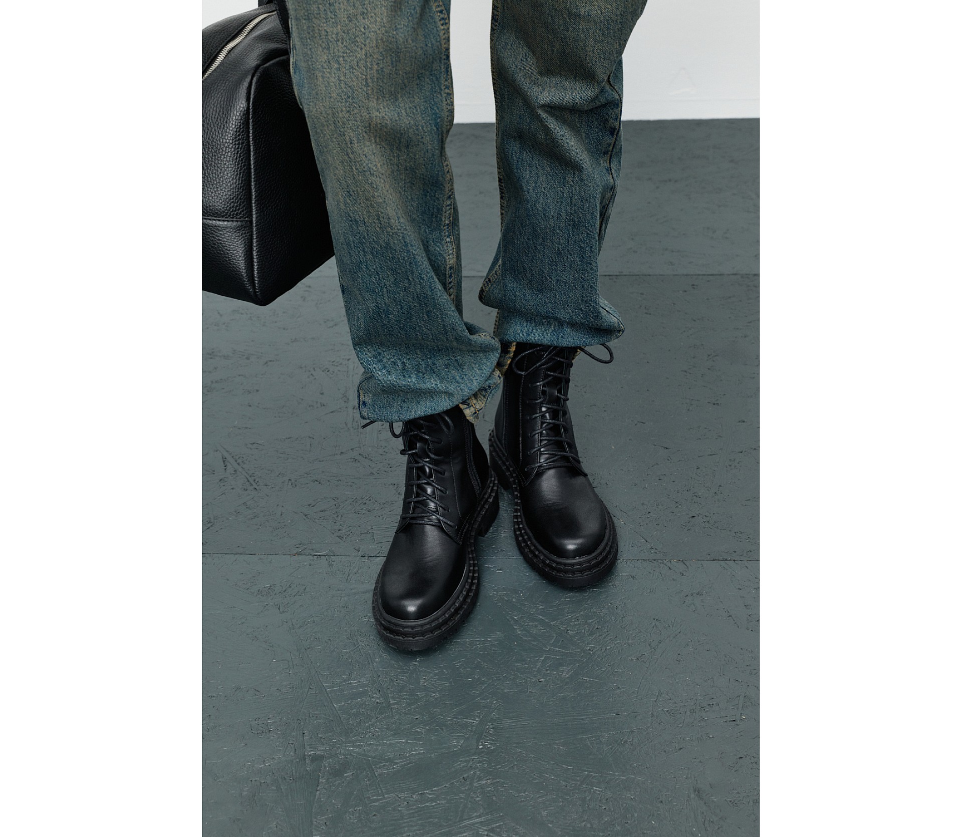 ЧЕРЕВИКИ МАСИВНІ НА ШНУРІВЦІ