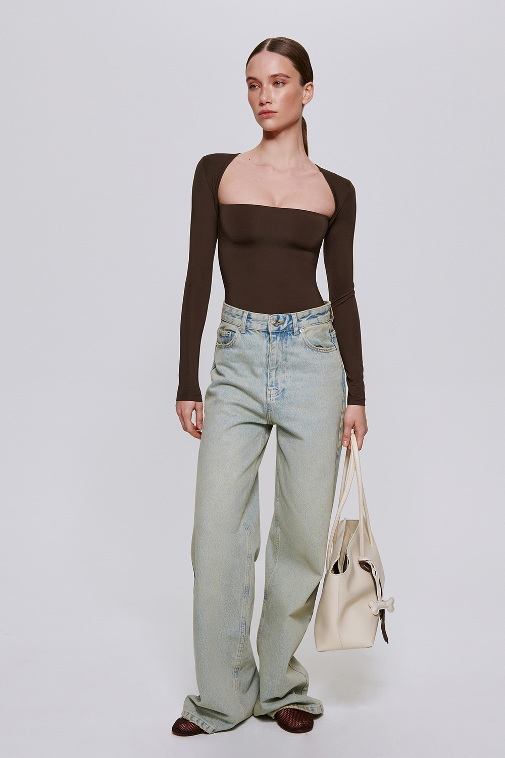 БОДІ З АКЦЕНТНИМ ВИРІЗОМ