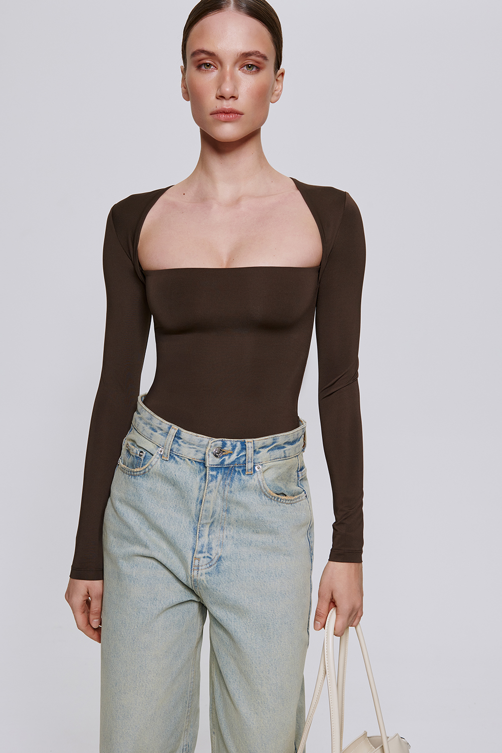 БОДІ З АКЦЕНТНИМ ВИРІЗОМ