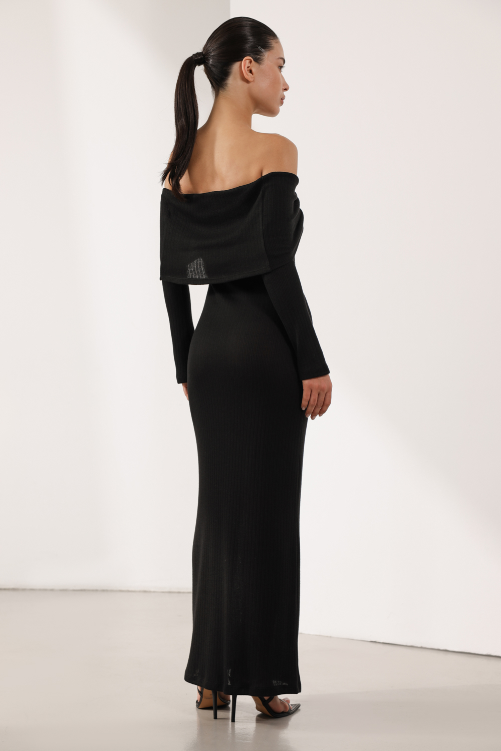 СУКНЯ МАКСІ З ВІДКРИТИМИ ПЛЕЧИМА