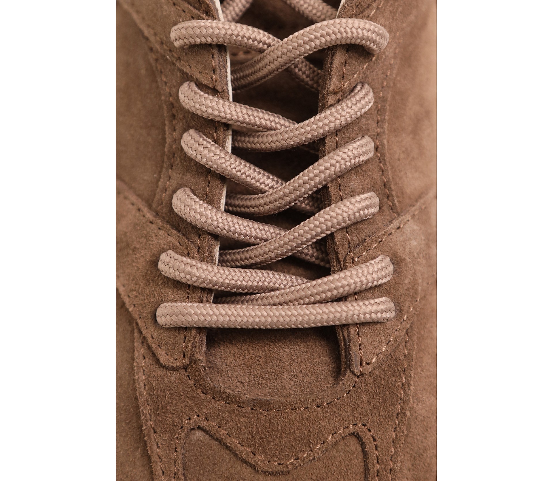 КРОСІВКИ НА ТОНКІЙ ПІДОШВІ