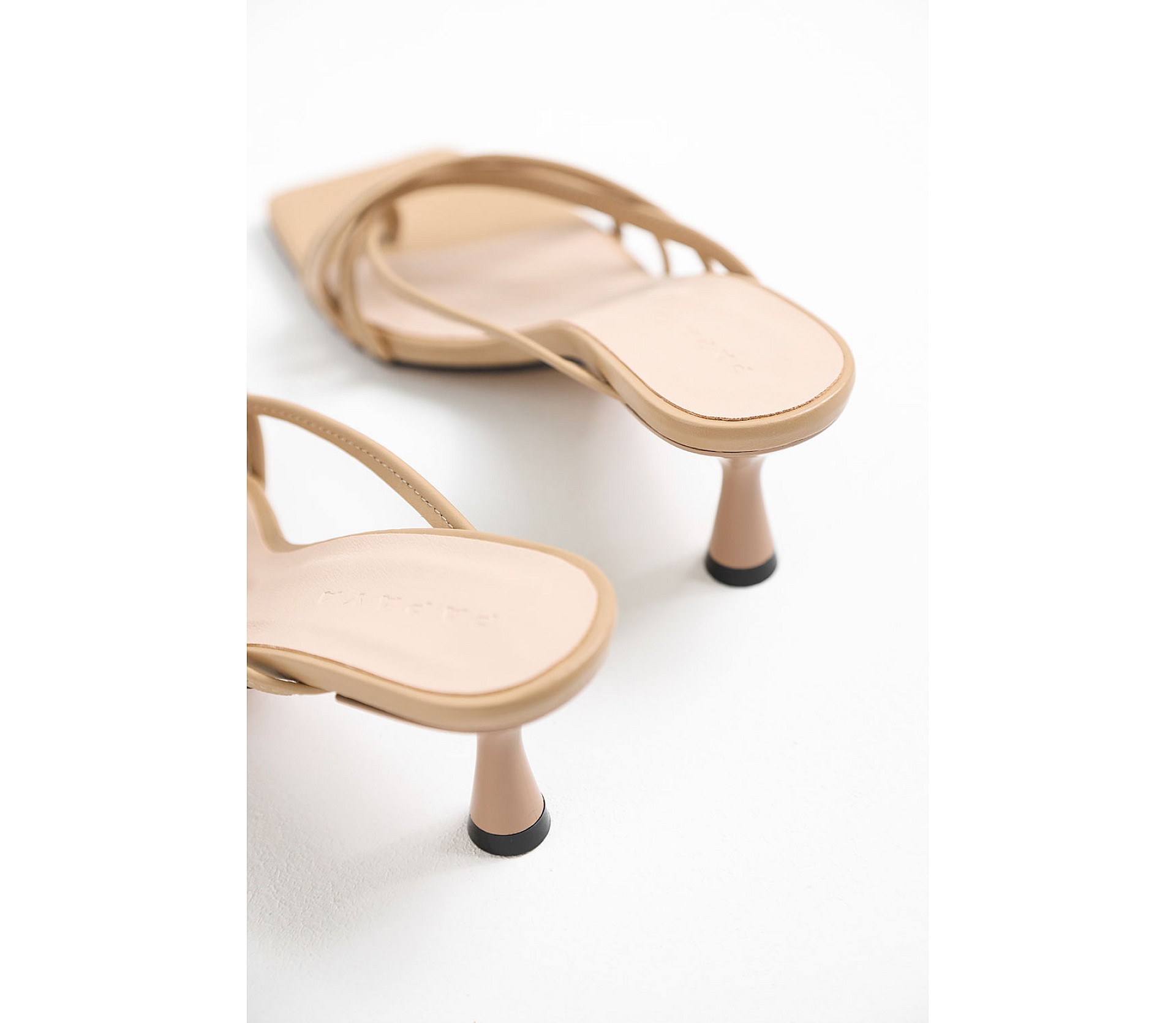 МЮЛІ З ТОНКИМИ РЕМІНЦЯМИ