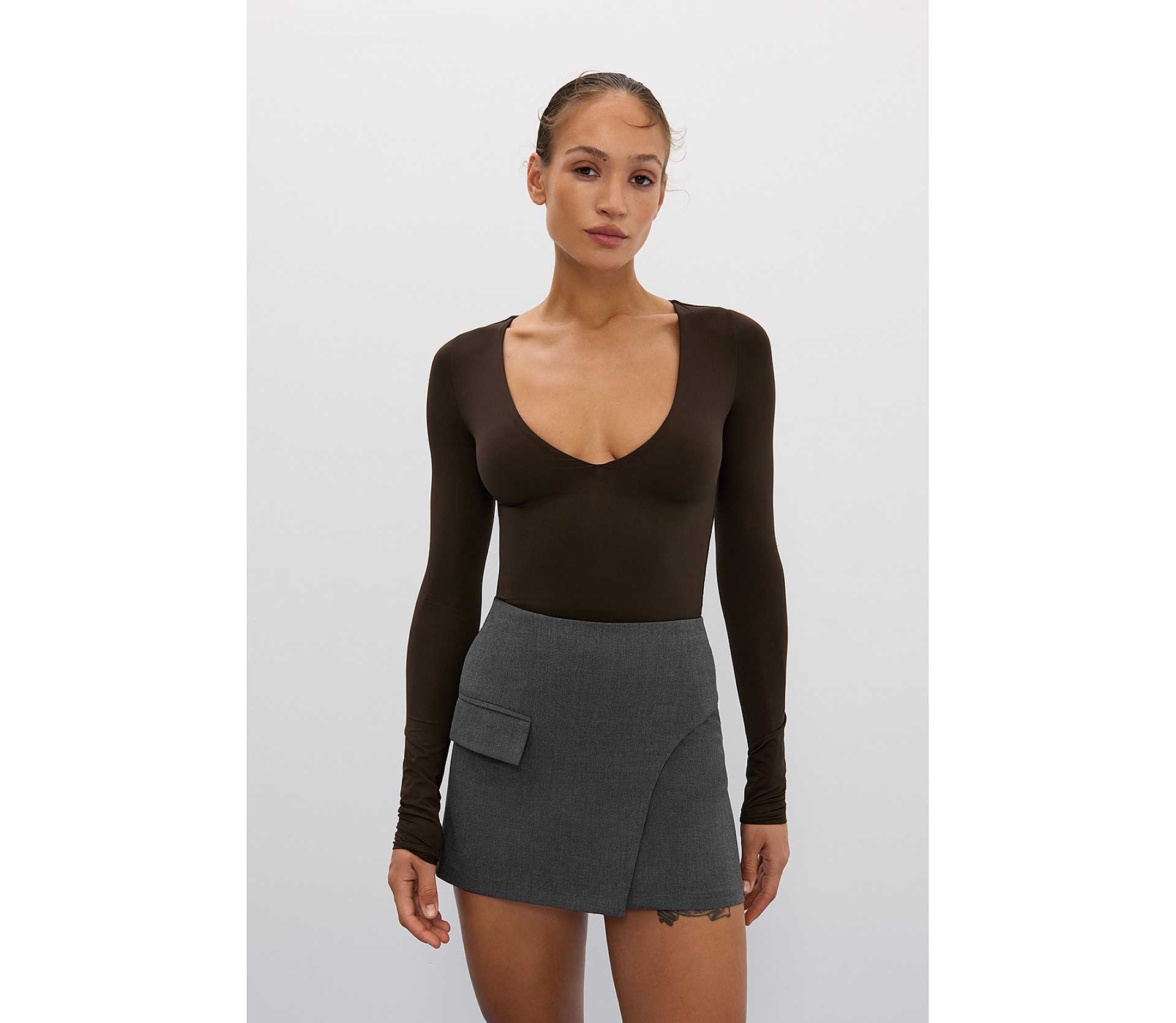 БОДІ З V-ПОДІБНИМ ВИРІЗОМ