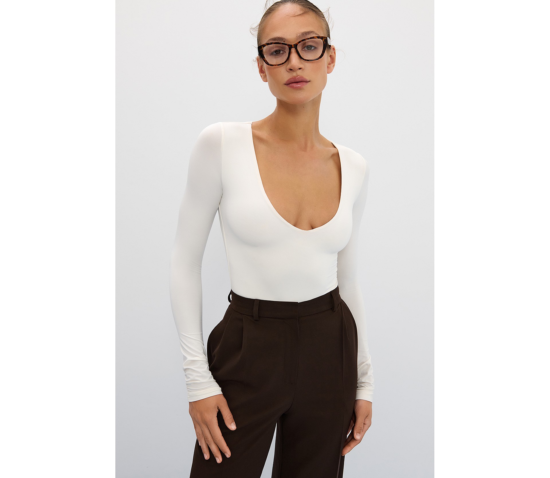 БОДІ З V-ПОДІБНИМ ВИРІЗОМ