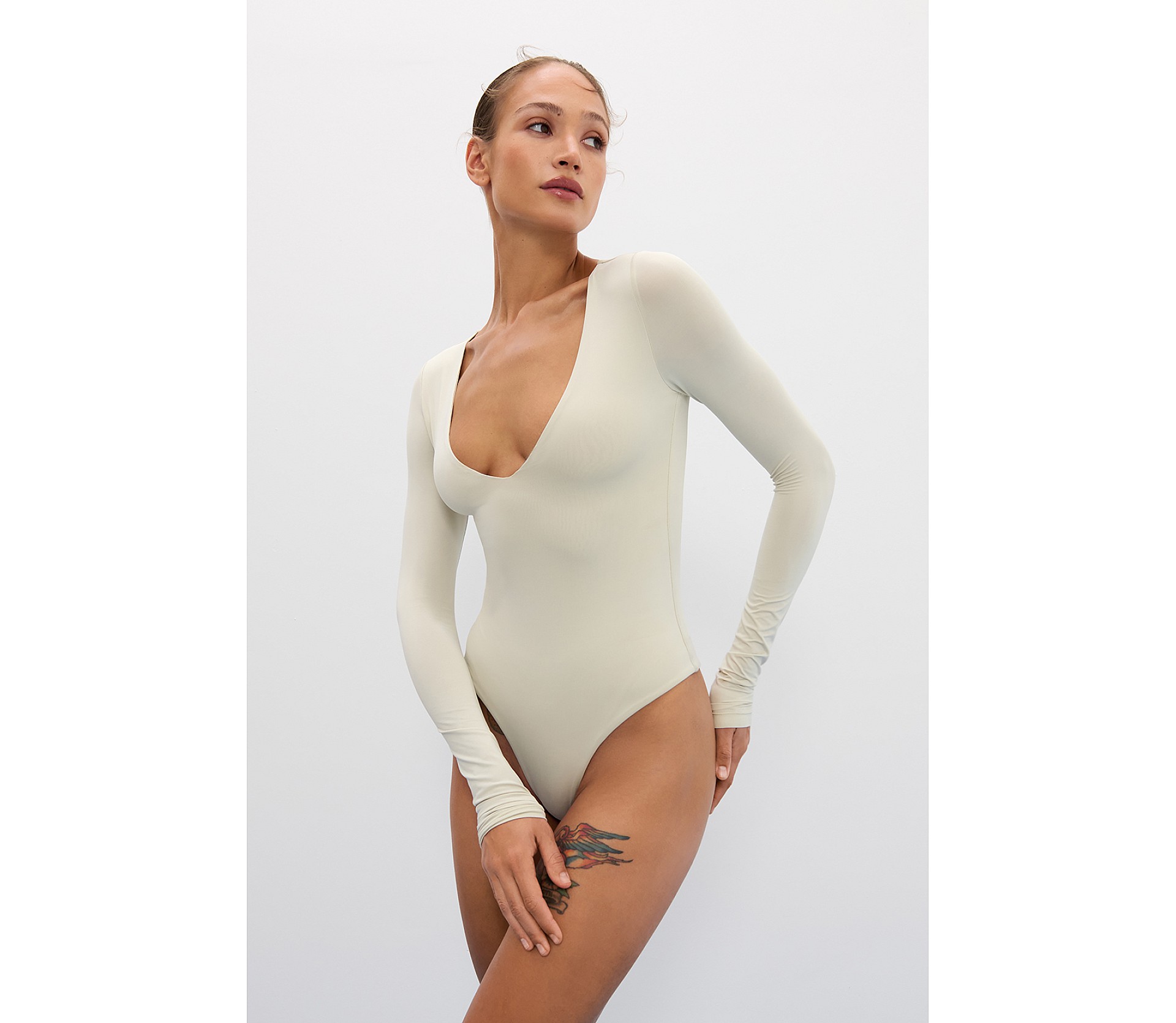 БОДІ З V-ПОДІБНИМ ВИРІЗОМ