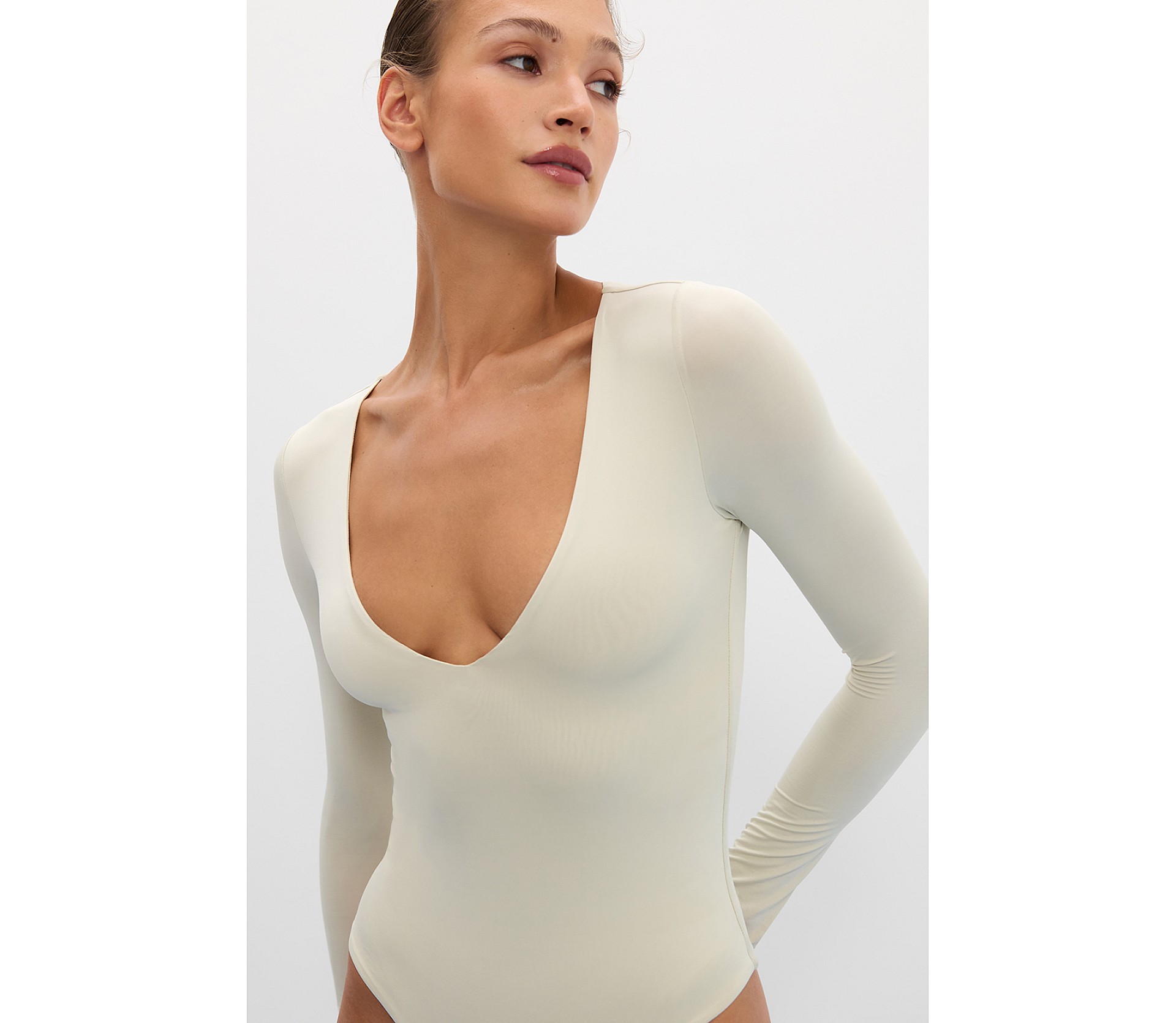 БОДІ З V-ПОДІБНИМ ВИРІЗОМ