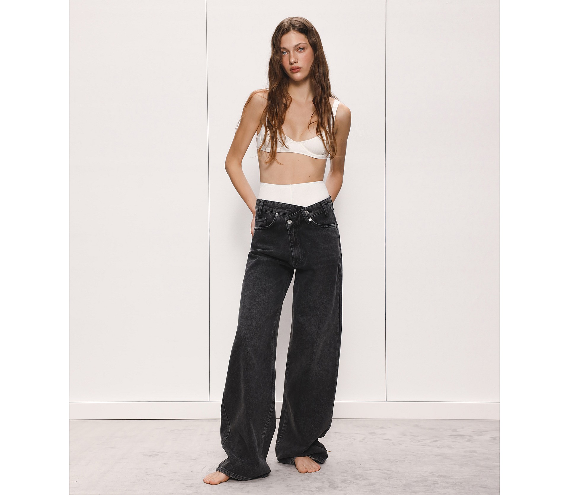 ДЖИНСИ З ПЕРЕХРЕЩЕНОЮ ТАЛІЄЮ